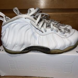 Size 8.5 Nike Air Foamposite One White Out 2013 pre-ownedmens basketball